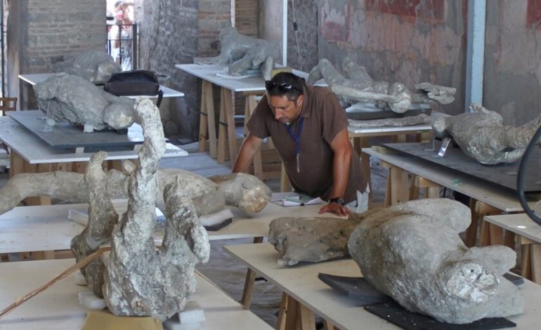 Cada vez más gente está convencida de que estamos equivocados respecto a Pompeya. Y tienen argumentos cada vez más convincentes.

 – La nación