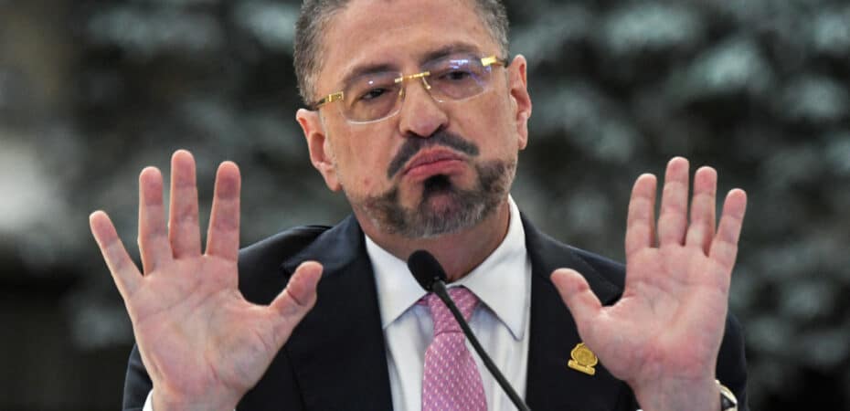 Rodrigo Chaves sugiere a José Aguilar comprar un “perro de color” y denunciar a los funcionarios que lo intimidaron para despedirlos

 – La nación