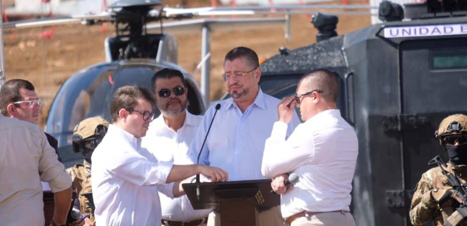 Chaves dice que la mujer que, según el DIS, planeaba matarlo, le tiene un profundo odio: “me llama leproso, cerdo”.

 – La nación