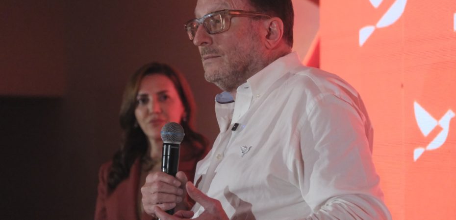 El candidato presidencial Eli Feinzaig presenta miniserie de 19 episodios y la anuncia con una parodia de Chaves

 – La nación