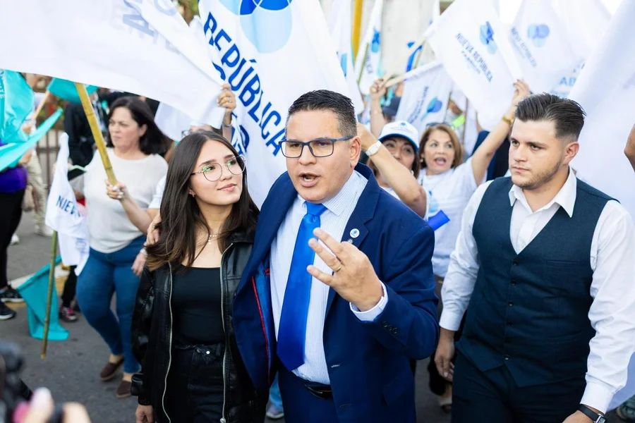 Alvarado asegura que Laura Fernández debe pedir disculpas a su familia y no descarta demandarla

 – La nación