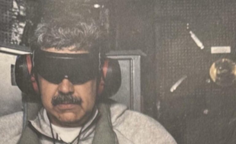 Trump publica lo que, según él, es la primera foto de Maduro publicada después de ser capturado por Estados Unidos.

 – La nación