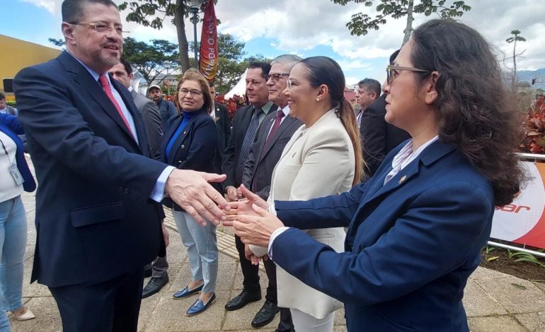 ¿Luz Mary Alpízar está saliendo con Rodrigo Chaves?

 – La nación