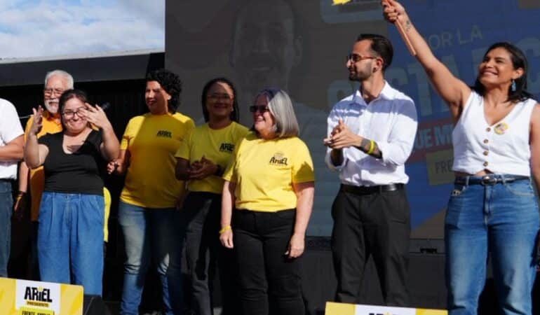 De derecha a izquierda: la diputada Johana Obando hace su apoyo al Frente Amplio y al funcionario Ariel Robles

 – La nación