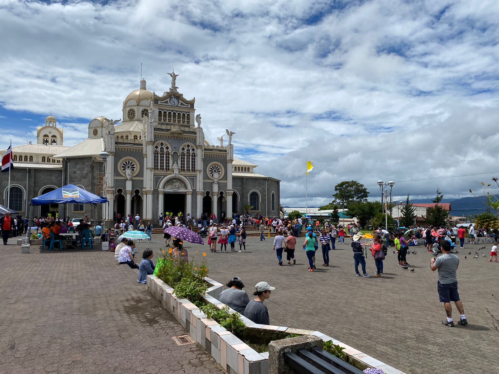 Ariel Robles y Laura Fernández irán juntos el día de las elecciones a La Basílica de los Ángeles

 – La nación
