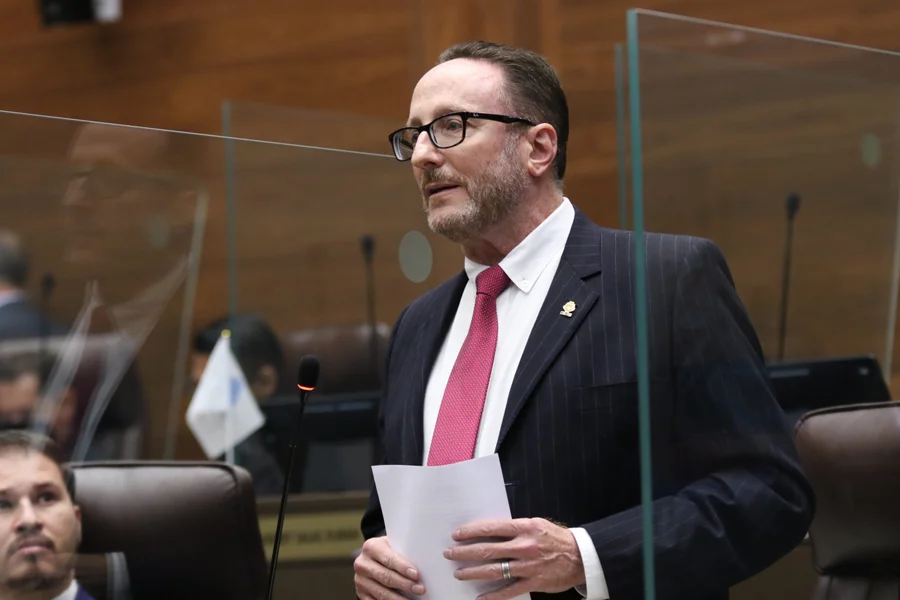 No he venido a esta Asamblea para pedir aplausos ni para complacer a un Presidente con pretensiones de Emperador.

 – La nación