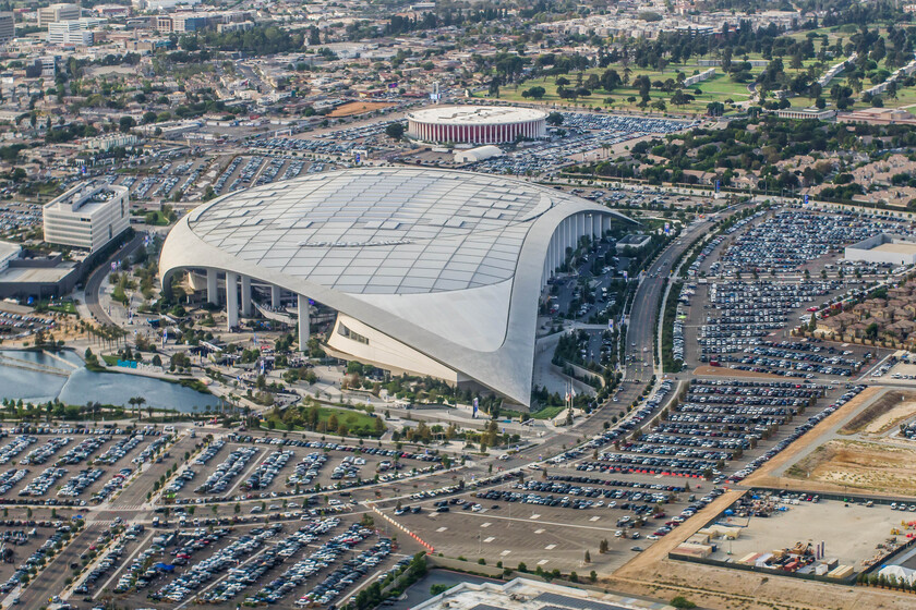 El fútbol se preguntó cómo podría ganar más dinero. Y encontró la respuesta en los aficionados que conducen hasta el estadio.

 – La nación