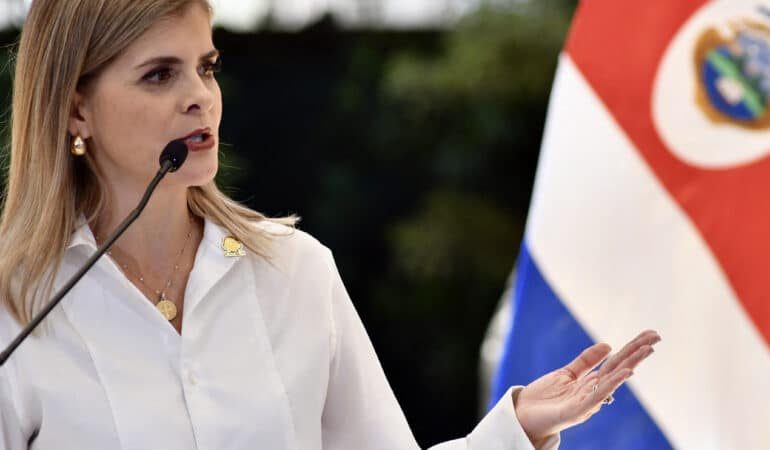 La presidenta electa promete un acuerdo de pago con la CCSS, pero primero formará un equipo que medirá lo adeudado

 – La nación