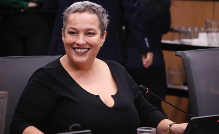 Después de más de 7 votaciones, aplazamientos y retrocesos, la comisión se creó para ver reformas que permitirían a los familiares testificar en contra.

 – La nación