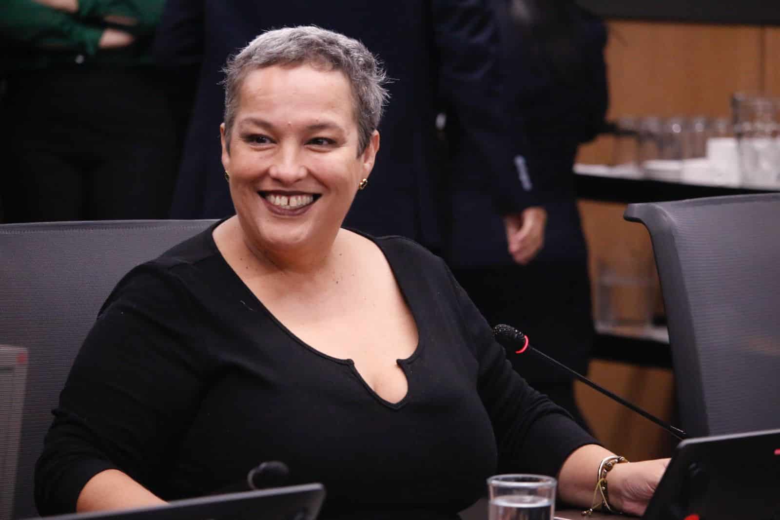 Después de más de 7 votaciones, aplazamientos y retrocesos, la comisión se creó para ver reformas que permitirían a los familiares testificar en contra.

 – La nación