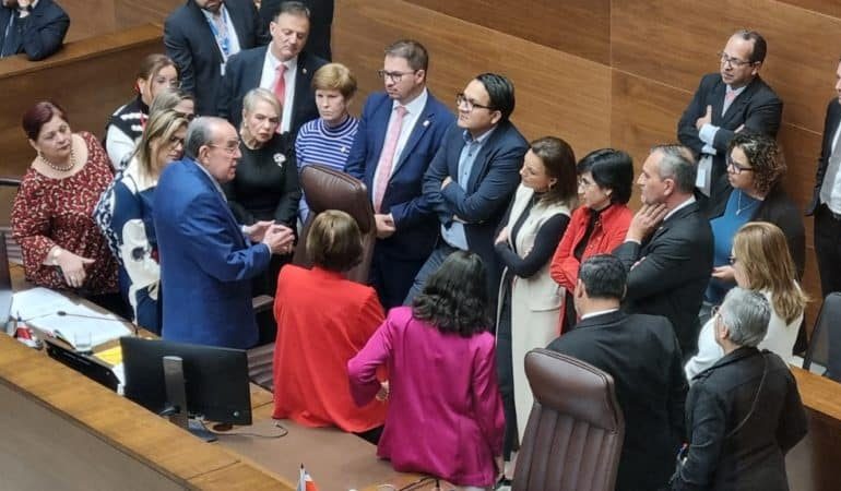 Vídeo | Chaves propone al futuro presidente de la Asamblea Legislativa abolir el control político

 – La nación