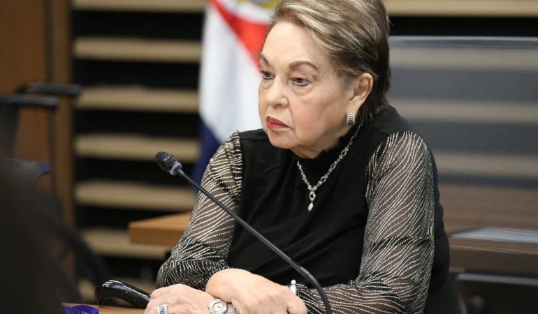 Gloria Navas y Gerald Campos protagonizan un tenso momento durante una audiencia legislativa

 – La nación