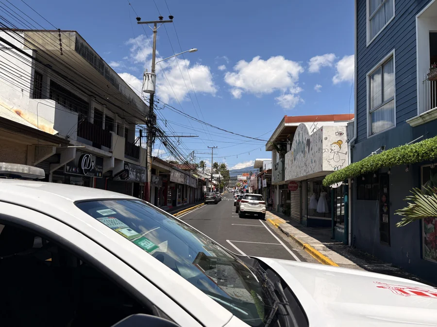 Este es el monto de la mercadería falsa de camisas de Alajuelense decomisada en Alajuela – La nación