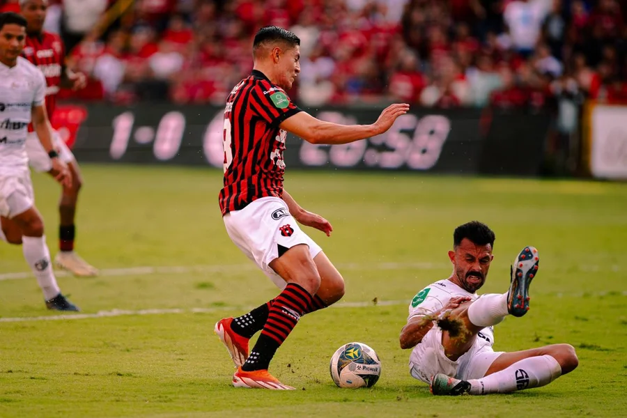 Ronaldo Cisneros explica el por qué Alajuelense cedió tantos puntos en este torneo – La nación