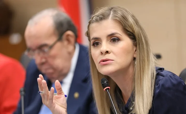 Laura Fernández desafía al Frente Amplio por Crucitas

 – La nación