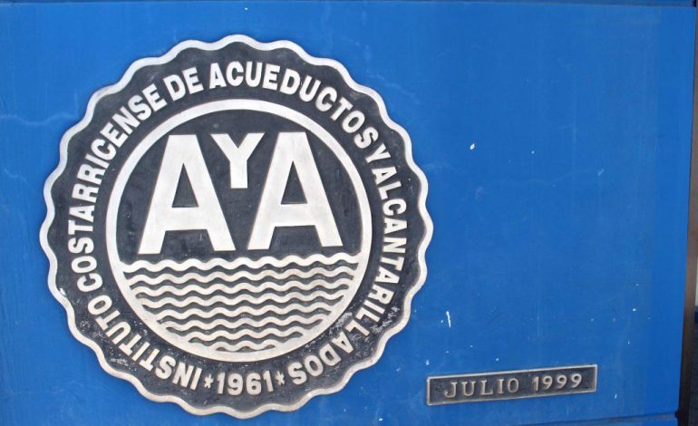 Asesoría jurídica del AyA advirtió sobre inacción y riesgos por “defectos de nulidad” en el plan para eliminar el cargo de Óscar Izquierdo

 – La nación