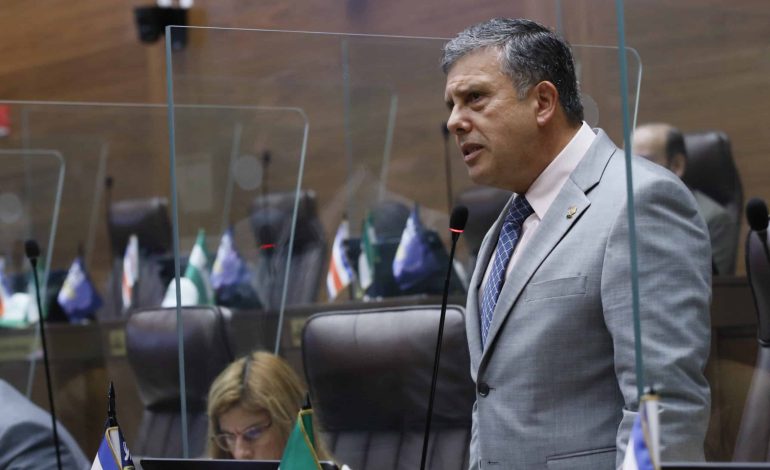 Diputado Óscar Izquierdo anuncia trámite para su destitución en AyA, pero Pilar Cisneros se distancia de la decisión

 – La nación