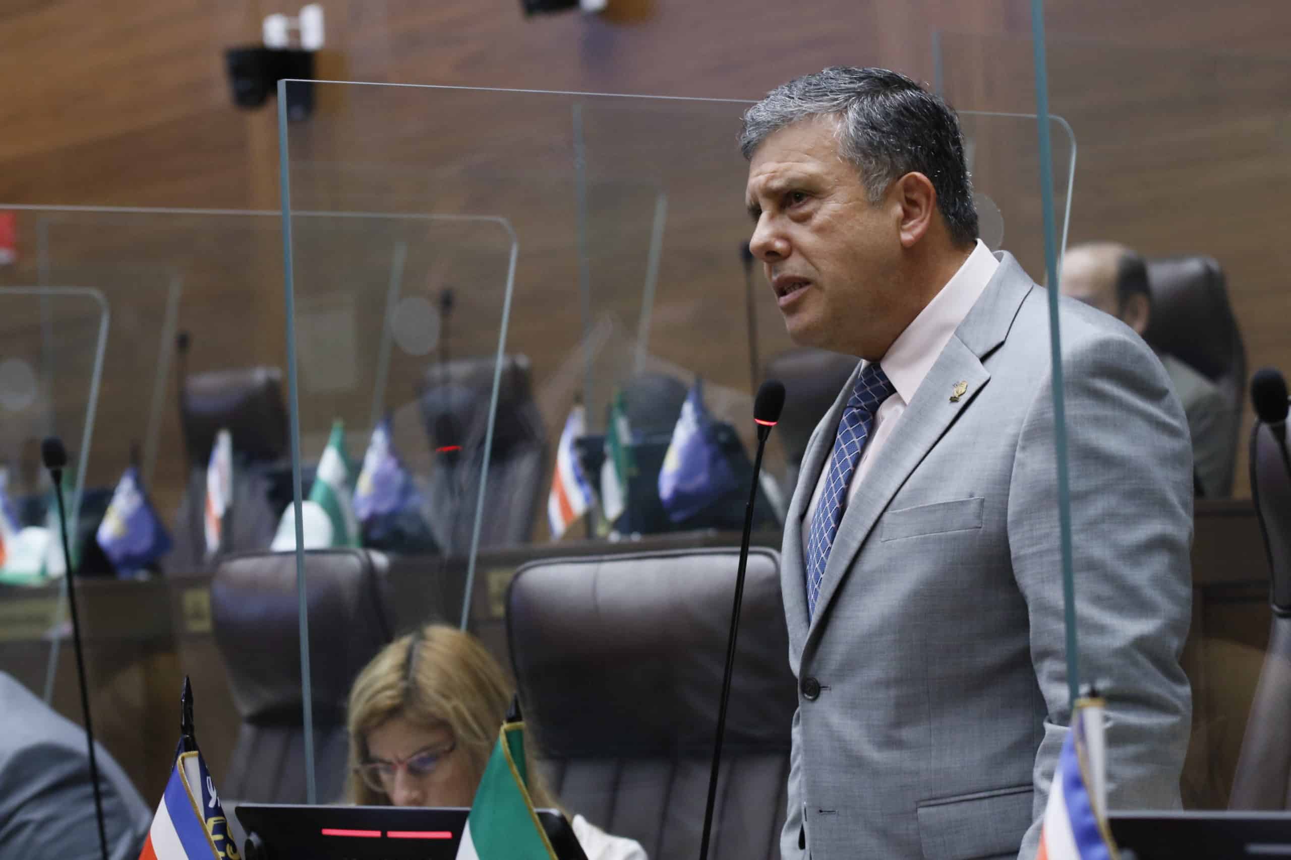 Diputado Óscar Izquierdo anuncia trámite para su destitución en AyA, pero Pilar Cisneros se distancia de la decisión

 – La nación