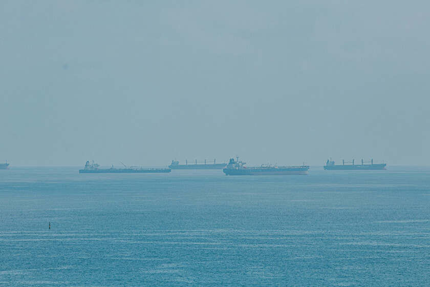 El mundo debe obtener petróleo de Oriente Medio por cualquier medio posible. Su única esperanza son 30 enormes barcos haciendo cola en Yanbu.

 – La nación
