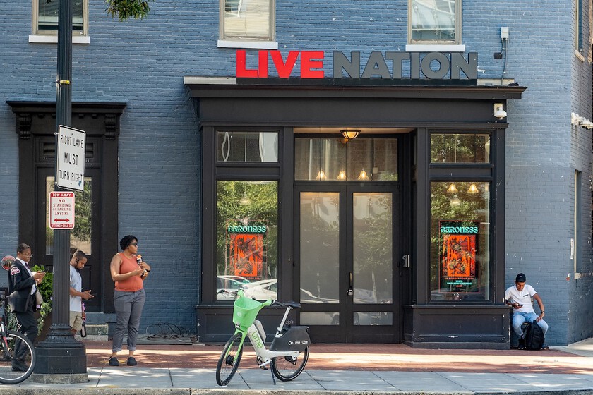 Los ejecutivos de TicketMaster admiten en privado lo que sus clientes han sospechado durante años:

 – La nación