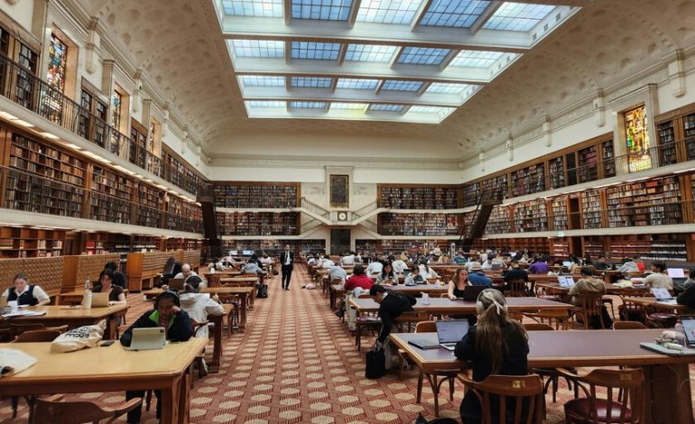 Pensaste que habías ido a la biblioteca por el silencio, pero la ciencia dice que el “efecto de coacción” es responsable de tu concentración.

 – La nación