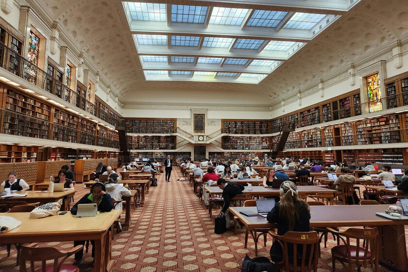Pensaste que habías ido a la biblioteca por el silencio, pero la ciencia dice que el “efecto de coacción” es responsable de tu concentración.

 – La nación