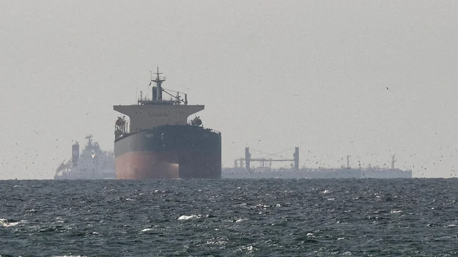 Estados Unidos aprobó temporalmente la venta de petróleo iraní varado en el mar

 – La nación