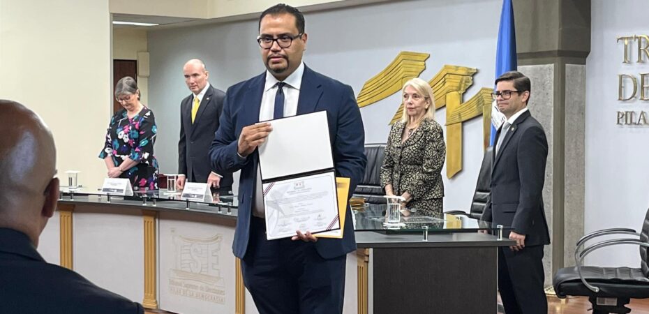 El alcalde Oreamuno y 23 concejales dimitieron de Unidas Podemos

 – La nación