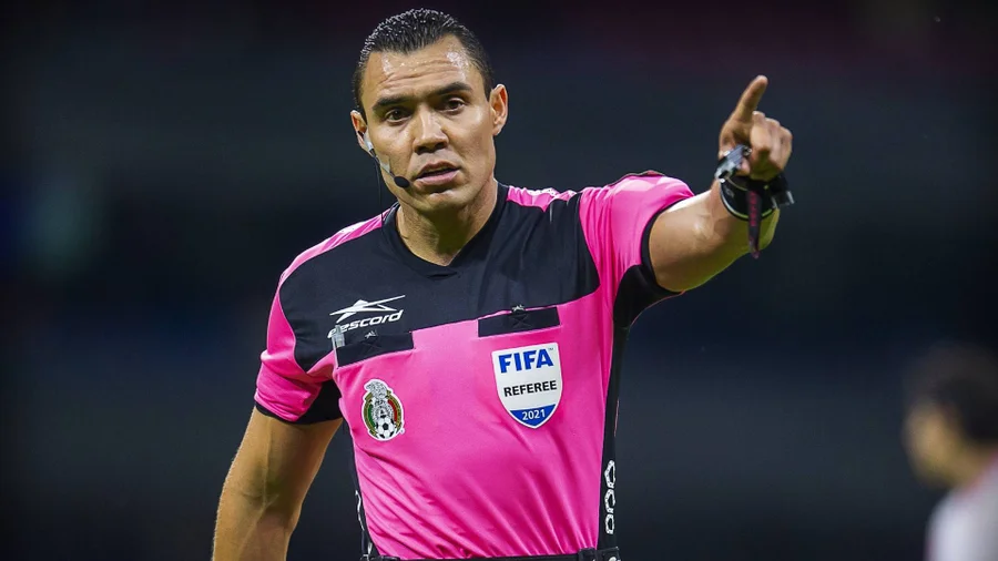 Árbitro envuelto en polémica por pedir autógrafo a Messi pitará en el Morera Soto – La nación