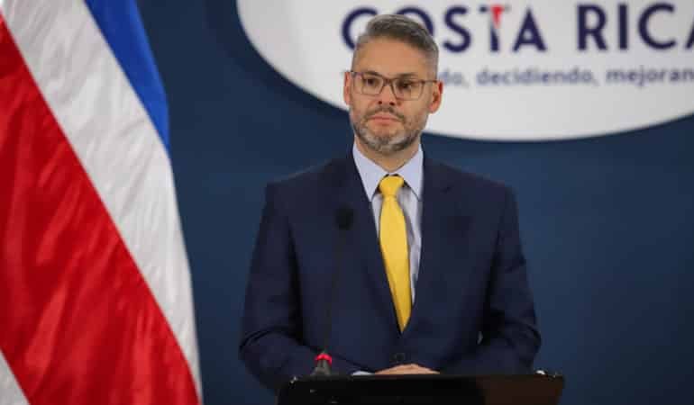 El Ministro de Educación explica su salida de la directiva del Teatro Nacional

 – La nación