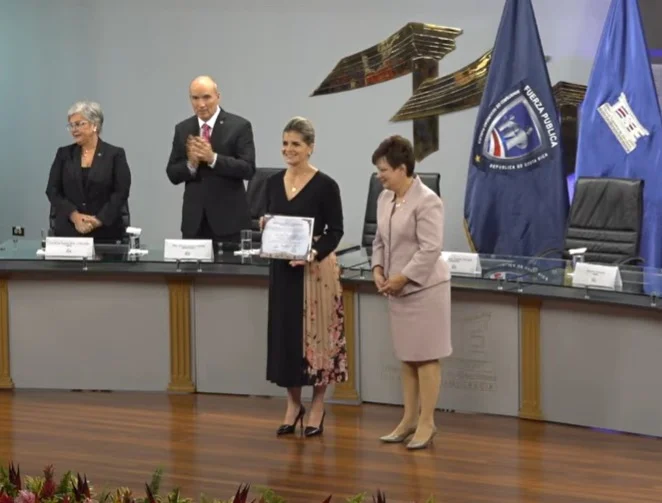 Laura Fernández recibe cartas credenciales del TSE como Presidenta de la República

 – La nación