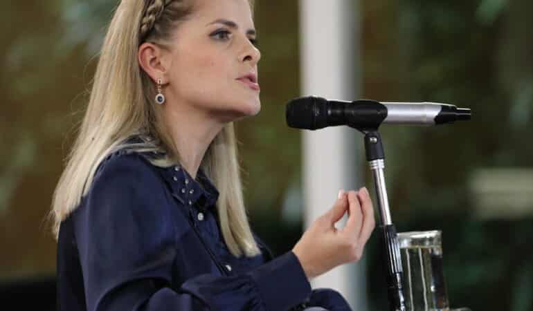 Laura Fernández dice en entrevista internacional que copiará el modelo penitenciario de Bukele y culpa al PAC de la inseguridad en el gobierno de Chávez.

 – La nación