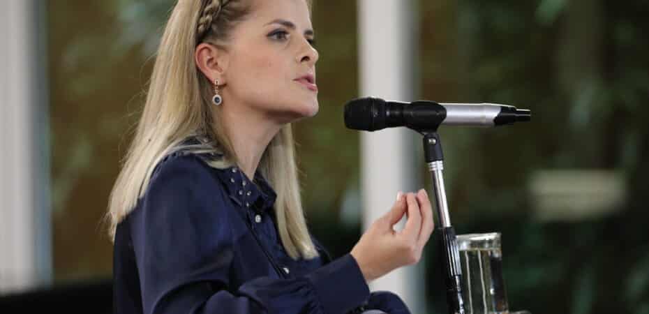 Laura Fernández dice en entrevista internacional que copiará el modelo penitenciario de Bukele y culpa al PAC de la inseguridad en el gobierno de Chávez.

 – La nación