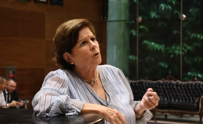 Cisneros a Feinzaig: El pueblo ha desaparecido del mapa político

 – La nación