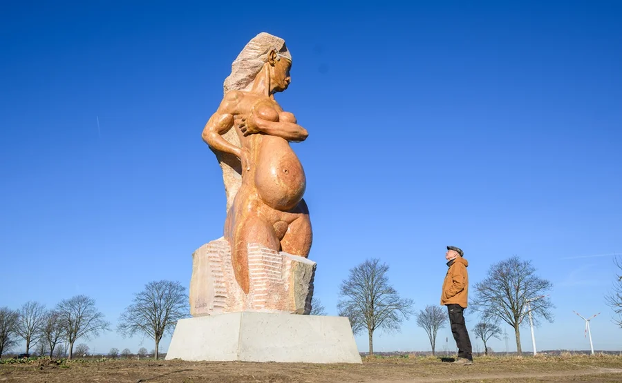 Alboroto en una pequeña ciudad alemana por una estatua de una mujer embarazada desnuda

 – La nación