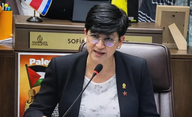 Rocío Alfaro llama a Chávez “perro faldero” de Trump por romper relaciones con Cuba

 – La nación