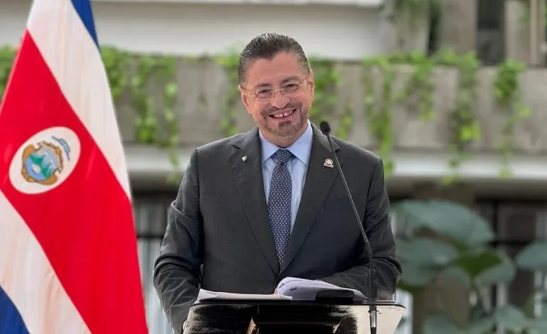 Chaves a Rocío Alfaro: Es un perro faldero, por Nicolás Maduro

 – La nación