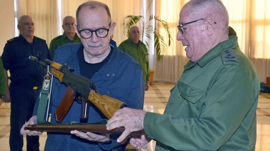 Cuba entrega un arma a Silvio Rodríguez en plena escalada con Estados Unidos

 – La nación