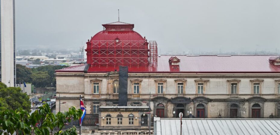 Diputados cuestionan contrato para restauración del Teatro Nacional

 – La nación