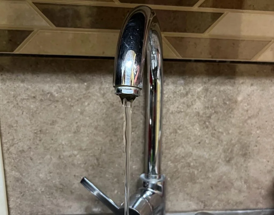 Defensor del Pueblo exige suspensión de cobros excesivos por agua potable por clasificación errónea de viviendas

 – La nación