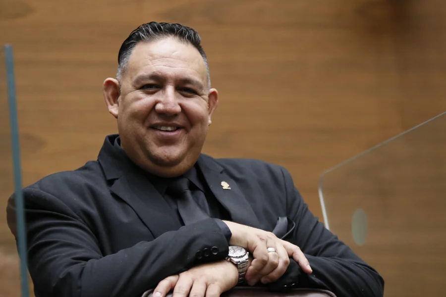 Sería embarazoso para mí venir a este Pleno durante dos años sin bañarme como usted.

 – La nación