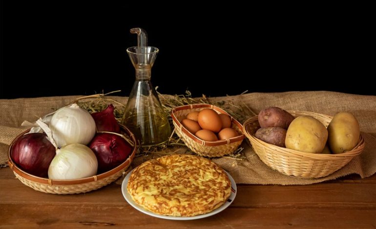 En 1599 alguien escribió cómo se hacían las tortillas en España. Y termina de una vez por todas el debate entre “Con y Sincebollistas”

 – La nación