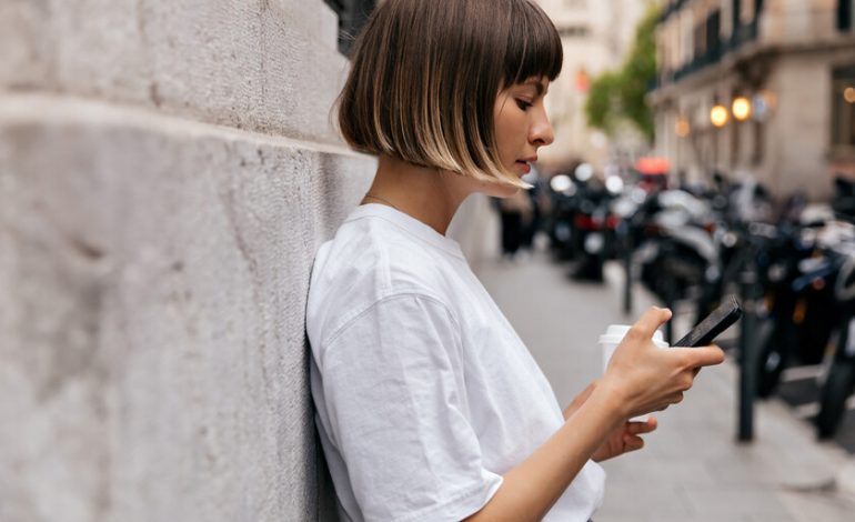 Hemos convertido WhatsApp en un “chupete emocional”. Y la ciencia advierte que nos vuelve más frágiles

 – La nación