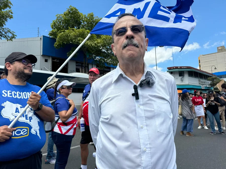 Vargas señala que Chaves no asistió a los actos del 11 de abril para no disgustar a Trump tras rendirle vasallaje. 

 – La nación