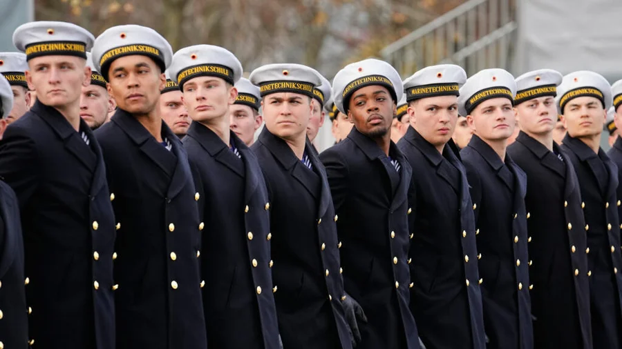 Nueva restricción militar para hombres entre 17 y 45 años.

 – La nación