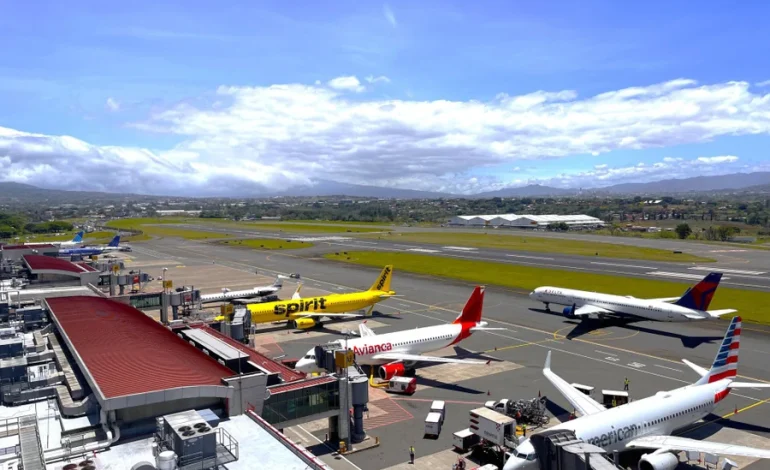 ¿Una aerolínea que vuela a Costa Rica prohíbe los aplausos al aterrizar?

 – La nación